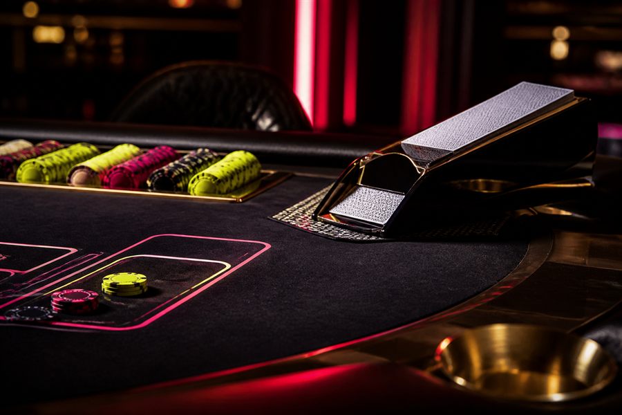 Krupiérka s kartami - baccarat live